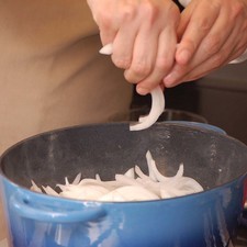 Agregar la cebolla blanca cortadas en rodajas y cocer sin dejar de menear durante 3 minutos. Agregar 1 cucharadita de sal y ½ de pimienta. Mezclar. Añadir una y media tazas de agua. La carne debe estar cubierta de líquido, si hiciera falta, agregar agua. Tapar y continuar cociendo a fuego muy bajito durante dos horas o dos horas y media, mezclando de vez en cuando y agregando agua si fuera necesario.