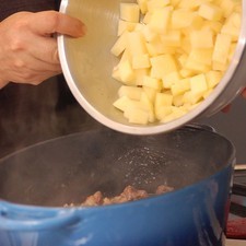 Añadir las papas peladas y cortadas en trozos cuando falten 20 minutos de cocimiento. La carne lista cuando se parte fácilmente con el tenedor.