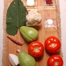 3 piezas de jitomate bola 1/4 pieza de cebolla blanca 1 diente de ajo 1 pieza de chile de árbol 1 cucharada de achiote 4 cucharadas de masa de maíz 2 cucharadas de aceite vegetal 1/2 cucharita de sal 1 pieza de hoja santa o acuyo 2 piezas de chayote