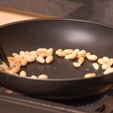 Poner a tostar los cacahuates ya pelados sobre un comal o una sartén abierta a fuego medio hasta que se vean tostados, pero no quemados. Mover frecuentemente con la pala para obtener un tostado parejo. Retirar del fuego y dejar enfriar.
