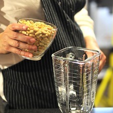Moler en la licuadora o un procesador de alimentos los cacahuates, si hiciera falta agregar un poco de aceite vegetal o de cacahuate. Parar para bajar la mezcla con una pala miserable las veces que sea necesario y continuar licuado.