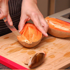 Cortar el mamey a la mitad y picar la pulpa en trozos. Medir la pulpa hasta tener una taza.