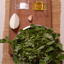 1/4 pieza de cebolla blanca 1/2 cucharita de sal 1 cucharada de aceite de oliva 1 diente de ajo 1 manojo de quintoniles