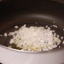 Acitronar el ajo y la cebolla picados en una sartén con un poco de aceite durante 2 minutos.
