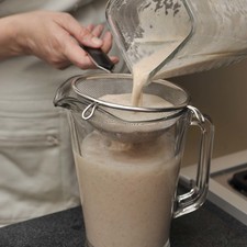 Tostar levemente la vara de canela sobre el comal o en un sartén para despertar su sabor, es importante que no se queme. Licuar el arroz, el coco y la vara de canela tostada, primero en seco hasta que estén bien molidos. Agregar tres tazas de agua y licuar un poco más. Dejar reposar al menos 10 minutos para que suelte el sabor. Este concentrado se puede dejar en refrigeración varios días.