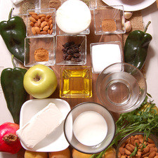 Ingredientes para Relleno 1 pieza de granada roja hielo al gusto 1 1/2 cucharitas de pimienta negra molida 1 1/2 cucharitas de sal 1 1/2 cucharitas de nuez moscada 1 1/2 cucharitas de clavo de olor en polvo 1 1/2 cucharitas de canela 1 1/2 cucharitas de tomillo 1 1/2 cucharitas de orégano 1/4 taza de aceite de oliva 2 cucharadas de jerez seco 2 cucharadas de perejil 50 gramos de almendras 50 gramos de pasas 1 pieza de pera 4 piezas de durazno 1 pieza de manzana amarilla 3 dientes de ajo 1/2 pieza de cebolla blanca 3 piezas de jitomate guaje 500 gramos de carne molida de cerdo Ingredientes para Chiles 1 pieza de bolsa de plástico 1 taza de vinagre blanco sal de mar al gusto 6 piezas de chile poblano Ingredientes para Nogada 190 gramos de queso crema 1/4 taza de azúcar 1/2 taza de jerez 1 1/2 tazas de almendra 1/2 taza de yogur natural