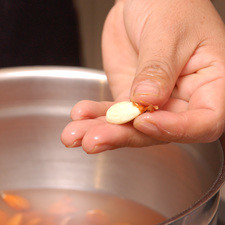 Para la nogada, poner a remojar una y media tazas de almendra en suficiente agua durante toda la noche.