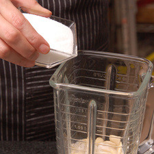 Agregar a la licuadora un cuarto de taza de azúcar y el queso crema. Reservar en el refrigerador bien tapada.