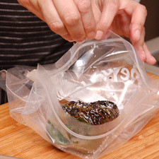 Espolvorear con sal de mar y colocarlos en una bolsa de plástico para que se suden durante 5 minutos. Pelarlos con la mano y remojarla en agua para retirar la cáscara sin meter el chile para que no pierda sabor.