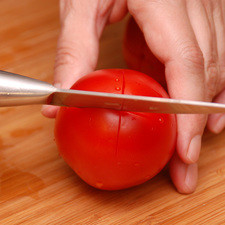 Para preparar el relleno, lo primero es picar todos los ingredientes (excepto los chiles y los jitomates) lo más finamente posible, las peras, las manzanas y los duraznos se pelan antes de picarse. Poner agua a hervir. Hacer un corte superficial en forma de cruz en la base de cada jitomate, que corte solo la cáscara, esto facilitará el pelarlos después.