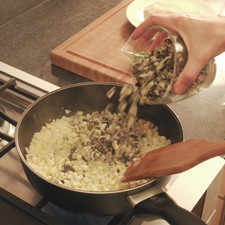 Desgranar el elote. Picar el ajo y la cebolla. Acitronar todo en un poco de aceite de oliva durante 8 minutos hasta que esté cocido. Lavar bien el cuitlacoche y picarlo finamente. Picar el el epazote. Agregar el cuitlacoche y el epazote a los elotes y cocer durante 5 minutos más.