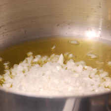 Picar muy finamente la cebolla y acitronar en un poco de aceite de oliva, dentro de una sartén hasta que se torne transparente.