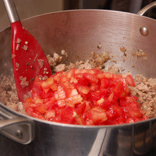 Agregar los jitomates picados y dejar cociendo durante 5 minutos hasta que se torne rojo más intenso.