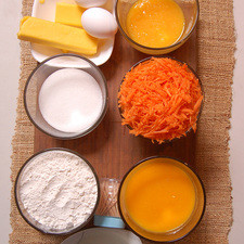 Ingredientes para el pastel 1 taza de azúcar blanca 2 tazas de harina de trigo 1/4 cucharita de nuez moscada 2 piezas de huevo 3 tazas de zanahoria rallada 1 1/4 tazas de jugo de mango 100 gramos de mantequilla 2 cucharitas de polvo para hornear (levadura química) Ingredientes para el remojo palillos al gusto 1/2 taza de jugo de mango Ingredientes para el betún 2 tazas de azúcar glass (pulverizada) 1 cucharita de extracto de vainilla 50 gramos de mantequilla 190 gramos de queso crema
