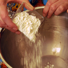 Sacar la mantequilla del refrigerador para que ponga a temperatura ambiente sin que se derrita. Disolver la levadura en el té de azahar. Colocar en un tazón la levadura y añadir 1/3 de taza de la leche y ½ de harina. Revolver con un globo, la mezcla debe ser pegajosa. Dejarla reposar en un lugar cálido durante 30 minutos hasta que se esponje un poco.