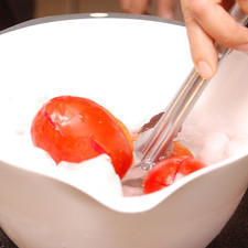 Pasarlos a un tazón con agua y hielo, dejarlos remojar un minuto.