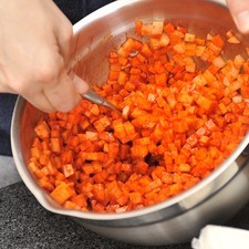 Pelar las papas y las zanahoria, colocar en un tazón y bañar con media taza de salsa de chile colorado (ver receta), mezclar bien y dejar remojando.