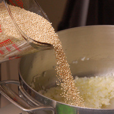 Añadir el ajo picado y la quinoa.