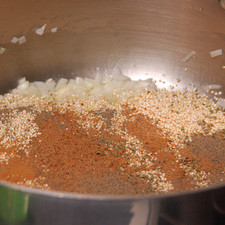 Sazonar con orégano, tomillo, canela, clavo de olor, nuez moscada, sal y pimienta y cocer meneando frecuentemente hasta que la quinoa se vea dorada pero no quemada.
