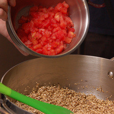 Agregar los jitomates picados y dejar cociendo durante 5 minutos hasta que se torne rojo más intenso.