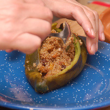 Rellenar los chiles con la mezcla de quinoa y fruta, puede estar tibia o caliente.