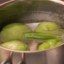 Para preparar la salsa, hervir los tomates junto con los chiles serranos durante aproximadamente 5 minutos hasta que cambien de color, es importante que la cáscara no se abra para que no se tornen ácidos.