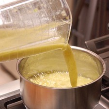 Sofreír la salsa en una olla con un poco de aceite. Añadir una pizca de bicarbonato para neutralizar la acidez y sal al gusto. Reservar.