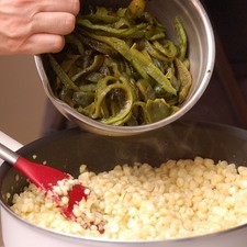 Desgranar los elotes, poner a cocer en una sartén con un poco de aceite durante 5 minutos sin dejar de menear. Agregar las rajas de chile y cocer un minuto más. Reservar.