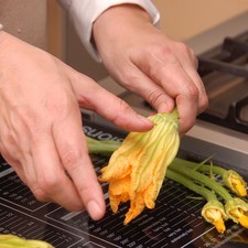 Retirar el pistilo a las flores de calabaza.
