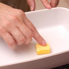 Engrasar con mantequilla el molde refractario para horno.