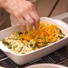 Salpimentar, agregar flores de calabaza y epazote picados.