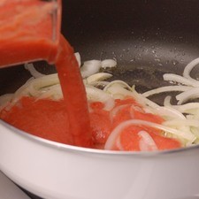 Agregar el jitomate molido. Cocer hasta que cambie de color.