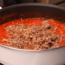 Añadir el agua y la carne deshebrada ya cocida, sazonar con sal al gusto y una pizca de comino y continuar cociendo otros 10 minutos.