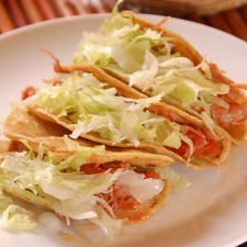 Para servir los tacos, rellenar las tortillas doradas con la tinga y un poco de lechuga picada previamente desinfectada.