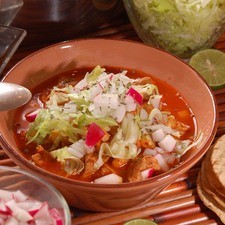 Sirva acompañado de los rábanos picados, cebolla blanca picada, limones, orégano seco, lechuga picada y tostadas de maíz.