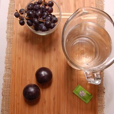 1 1/2 litros de agua 2 piezas de ciruela roja Stevia al gusto 1 1/2 tazas de uva morada