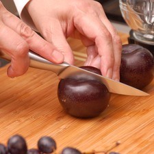 Partir las ciruelas para quitar el hueso.