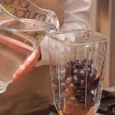 Colocar en el vaso de la licuadora junto con las uvas con todo y cáscara y dos tazas de agua.