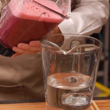 Verter hacia una jarra con el resto del agua. Endulzar con Stevia cada vaso al gusto.
