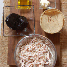 4 piezas de tortilla de maíz 3/4 taza de mole en pasta 25 gramos de queso fresco sal al gusto 1/2 pieza de pechuga de pollo 4 cucharadas de aceite vegetal