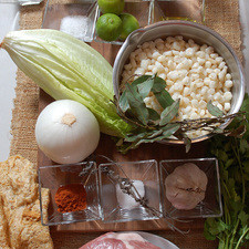 1 kilogramo de carne de cerdo mixta (cabeza, maciza, manitas) 1 kilogramo de maíz pozolero precocido 6 tazas de agua 1 1/2 cucharitas de sal 1 manojo de hierbas de olor 1 cabeza de ajo Ingredientes para acompañar 3 piezas de limón orégano seco al gusto 1 pieza de cebolla blanca 7 piezas de rábano sal de grano al gusto chicharrón de puerco al gusto chile piquín en polvo al gusto 1/2 pieza de lechuga romana