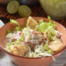 Servir en tazones o platos pozoleros. Al centro de la mesa colocar recipientes con la cebolla, rábanos y lechuga picados, el orégano, el chile piquín en polvo, los limones cortados en cuartos, el chicharrón y la sal de grano para que cada comensal se sirva.