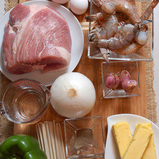 Ingredientes para brochetas 1 pieza de cebolla blanca pimienta negra molida al gusto 300 gramos de pierna de cerdo palitos de brocheta al gusto sal al gusto 1 pieza de pimiento morrón verde 300 gramos de camarón 40/50 Ingredientes para salsa bearnesa pimienta negra molida al gusto 1/2 taza de vinagre blanco sal al gusto 4 piezas de yema de huevo 250 gramos de mantequilla sin sal 2 cucharadas de estragón 3 piezas de echalote Ingredientes para acompañar 1 botella de vino tinto San Felipe Estirpe .