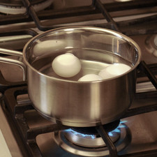 Poner agua con sal en una olla, colocar ahí los huevos. Cuando hierva, contar 13 minutos y retirar, pasar por agua fría y pelar cuidadosamente. S 707 1475637358