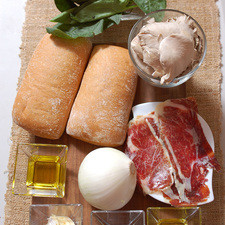 2 cucharadas de aceite de oliva 1/2 manojo de espinaca 1/4 cucharita de sal 50 gramos de queso brie 100 gramos de jamón serrano 1/2 taza de champiñones 4 rebanadas de pan campesino S 7084 1475623332