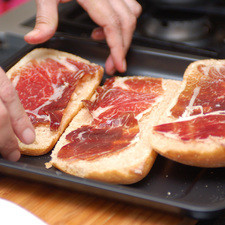 Colocar sobre el pan las rebanadas de jamón serrano. S 7087 1475623330