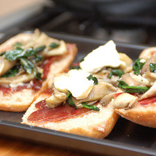 Agregar las rebanadas de queso Brie. Introducir la fuente con los bocadillos al horno precalentado a 400 °F (200°C) durante unos 15 minutos o hasta que el queso se funda sobre el resto de los ingredientes. S 7090 1475623324