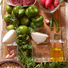 Ingredientes para la salsa 3 ramas de epazote 1/2 manojo de cilantro 1 diente de ajo aceite de oliva al gusto sal al gusto 1/4 cucharita de pimienta negra molida 1/2 manojo de perejil fresco 8 piezas de tomate verde (tomatillo) 1/4 cucharita de orégano seco 2 piezas de chile serrano 1/4 pieza de cebolla blanca Ingredientes para el pozole 6 dientes de ajo 1 manojo de hierbas de olor 1 kilogramo de pierna de cerdo sal al gusto 1 kilogramo de maíz pozolero precocido 1/4 pieza de cebolla blanca Ingredientes para la guarnición 1/2 pieza de lechuga orejona tostadas de maíz al gusto 7 piezas de rábano 1/2 pieza de cebolla blanca orégano seco al gusto 5 piezas de limón