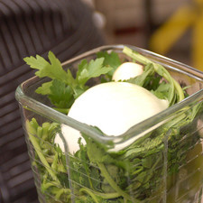 Licuar junto con las hojas de cilantro, perejil y epazote, un trozo de cebolla y un diente de ajo. Colar y sofreír la salsa en aceite de oliva durante 15 minutos. Sazonar con pimienta, orégano y sal al gusto. Reservar.