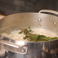 Para preparar el pozole, poner a hervir el maíz en agua con los dientes de ajo, la cebolla y las hierbas de olor hasta que el maíz se reviente, aproximadamente 30 minutos.